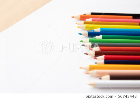 五顏六色的顏色鉛筆集合和紙木五穀書桌背景 56745448
