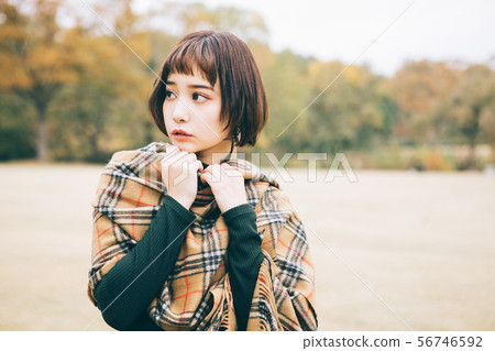 秋天/冬天圖像的年輕女子 56746592