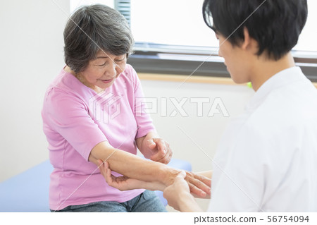Medical rehab senior woman and doctor 56754094