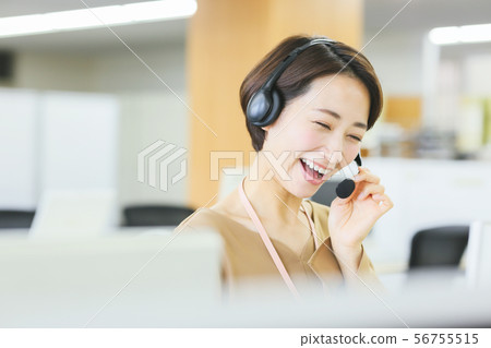 女商人(呼叫中心工作人員) 女商人(呼叫中心工作人員) 56755515