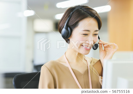 女商人(呼叫中心工作人員) 女商人(呼叫中心工作人員) 56755516