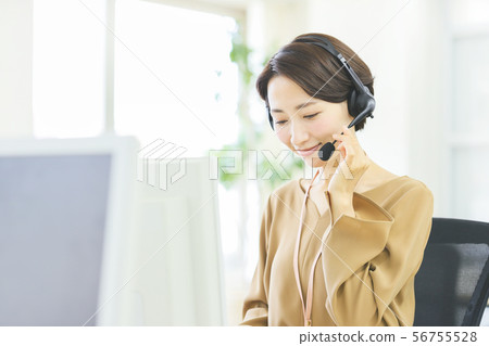 女商人（呼叫中心工作人員） 56755528