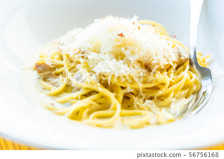 Spaghetti carbonara 56756168