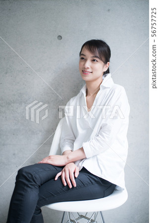 坐在椅子上的年輕女子 坐在椅子上的年輕女子 56757725