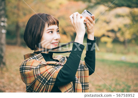 拍秋葉的照片婦女 56758952