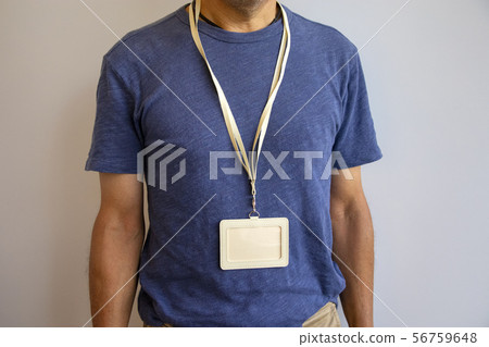 一個男人在他脖子上戴著身份證持有人 56759648