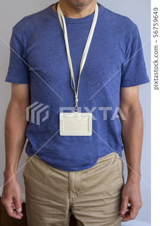 一個男人在他脖子上戴著身份證持有人 一個男人在他脖子上戴著身份證持有人 56759649