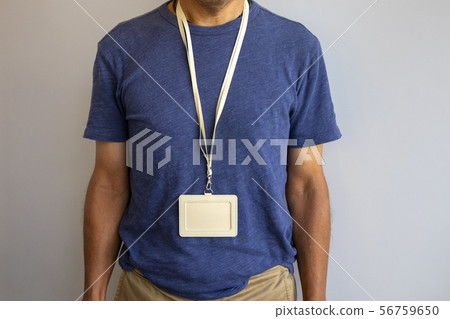 一個男人在他脖子上戴著身份證持有人 一個男人在他脖子上戴著身份證持有人 56759650