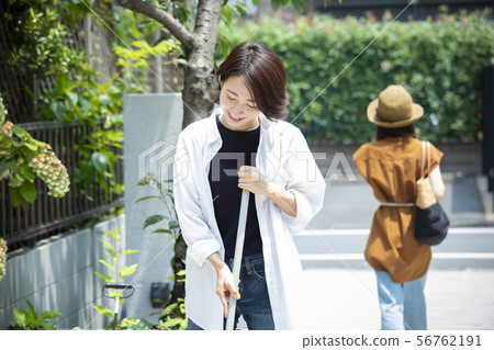 Ladies Clean the garden Clean the entrance Clean the town 56762191