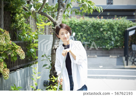 Ladies Clean the garden Clean the entrance Clean the town 56762193