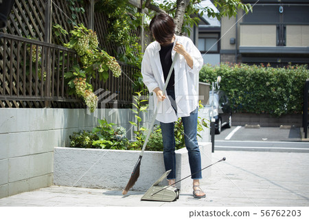 女士清潔花園清潔入口清潔城鎮 56762203