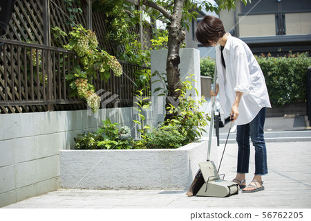 Ladies Clean the garden Clean the entrance Clean the town 56762205