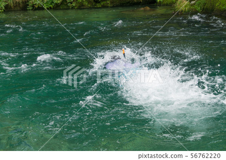 人們游泳在清澈的溪流Niyodo河 56762220