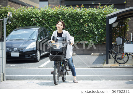  女性Mamachari自行車接送通勤者通勤主婦 56762221