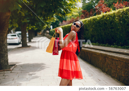 Beautiful black girl with shopping bags in a city Beautiful black girl with shopping bags in a city 56763007