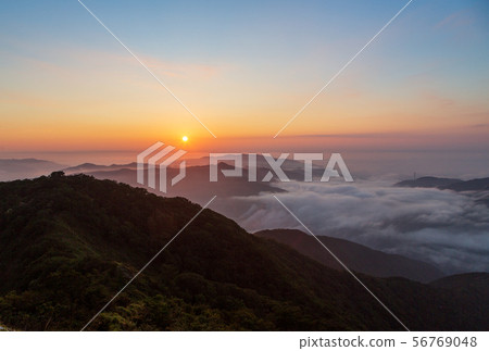 從Mt. Ibuki的日出和雲彩海在黎明 從Mt. Ibuki的日出和雲彩海在黎明 56769048