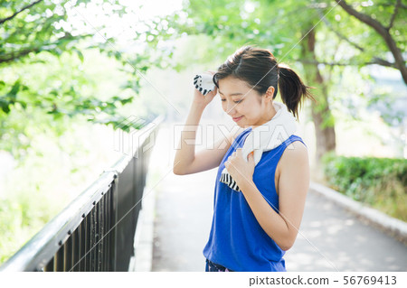 跑以綠色的少婦 跑以綠色的少婦 56769413