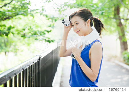 跑以綠色的少婦 跑以綠色的少婦 56769414