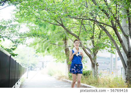 跑以綠色的少婦 跑以綠色的少婦 56769416