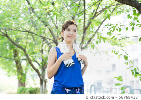 跑以綠色的少婦 跑以綠色的少婦 56769418