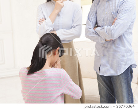 丈夫和妻子向孩子道歉 丈夫和妻子向孩子道歉 56770364