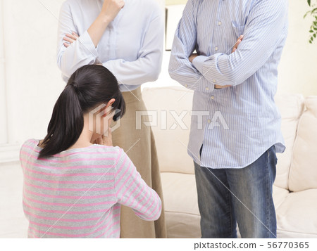 丈夫和妻子向孩子道歉 丈夫和妻子向孩子道歉 56770365