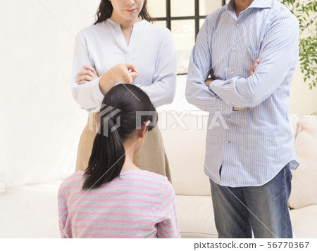 丈夫和妻子向孩子道歉 丈夫和妻子向孩子道歉 56770367