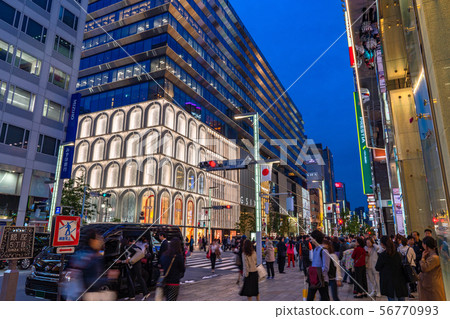 <東京>繁華的市中心銀座的夜景 <東京>繁華的市中心銀座的夜景 56770993