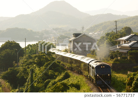 A luxurious cruise train that hits the sunset, Nanatsu star heads to Nagasaki A luxurious cruise train that hits the sunset, Nanatsu star heads to Nagasaki 56771737