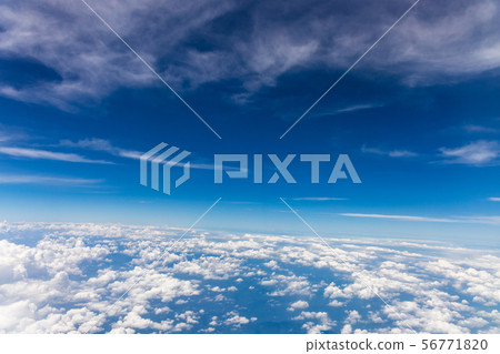 俯瞰飛機的雲海 俯瞰飛機的雲海 56771820