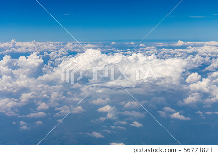 俯瞰飛機的雲海 俯瞰飛機的雲海 56771821