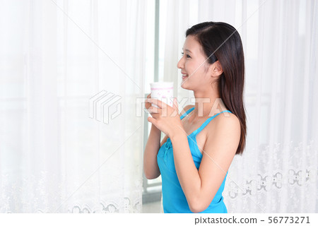 A woman relaxing coffee 56773271