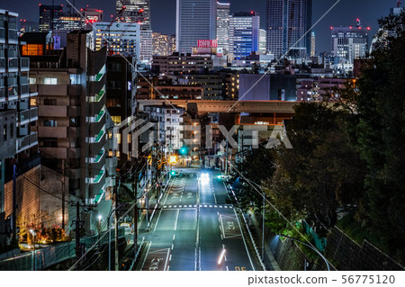 橫濱港未來大廈的夜景和交通 橫濱港未來大廈的夜景和交通 56775120