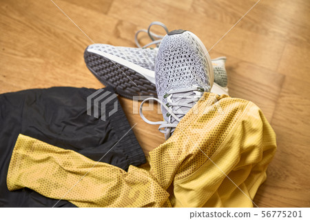 Running shoes and various accessories 56775201