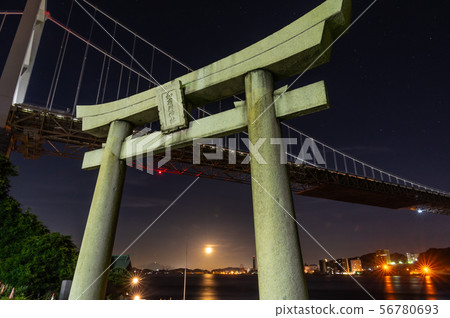 Wafukari神社和月亮 56780693