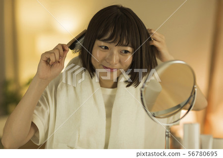 年輕的女士的頭髮護理 56780695