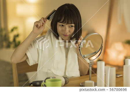 年輕的女士的頭髮護理 56780696