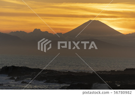 Fuji silhouette sunset view 56780982