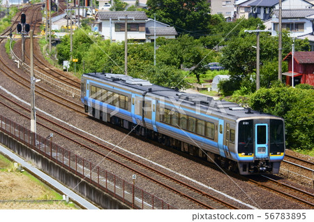 Series 2000 diesel trains that are sent to Kochi Driving Station after the limited express Shimato No. 5 operation Series 2000 diesel trains that are sent to Kochi Driving Station after the limited express Shimato No. 5 operation 56783895