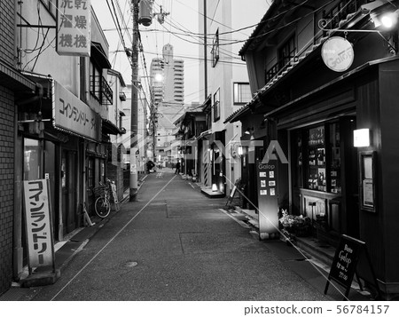 大阪市中央區Kubori地區黃昏(單色) 大阪市中央區Kubori地區黃昏(單色) 56784157