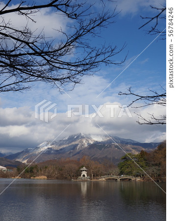 冬季三島池塘和Ibukiyama 冬季三島池塘和Ibukiyama 56784246