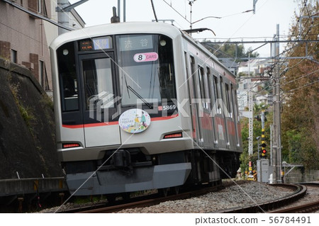 Tokyu Toyoko Line 5050 series running towards Shibuya 56784491