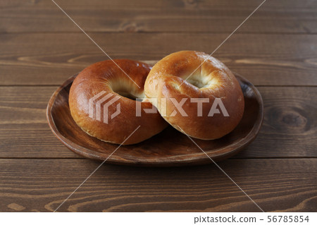 Bagel plain bread on wooden table Bagel plain bread on wooden table 56785854