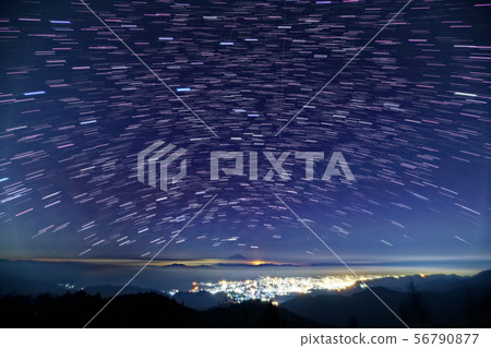 從山上看到的滿天星斗的天空和富士山/甲府盆地的夜景。 從山上看到的滿天星斗的天空和富士山/甲府盆地的夜景。 56790877