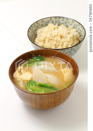 Miso soup, turnip miso soup, vegetable miso soup and brown rice Miso soup, turnip miso soup, vegetable miso soup and brown rice 56790900