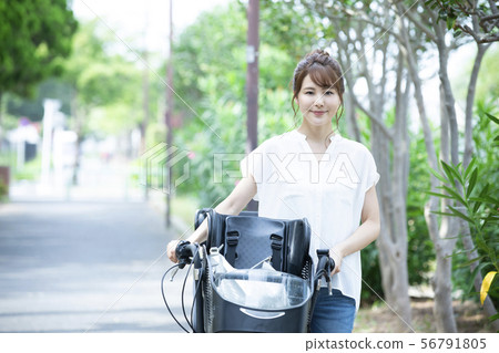 女性Mamachari自行車接送通勤者通勤主婦 女性Mamachari自行車接送通勤者通勤主婦 56791805