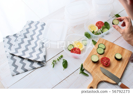 Storage container 56792273