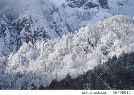 Snow mountain 56796912