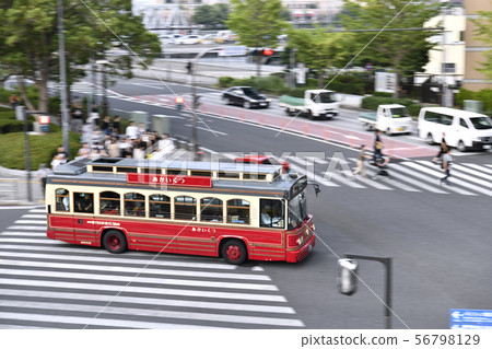 "Aka several" bus that runs in front of Sakuragicho station in Yokohama, Japan 56798129