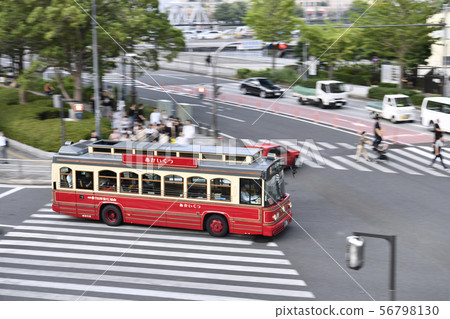 "Aka several" bus that runs in front of Sakuragicho station in Yokohama, Japan 56798130